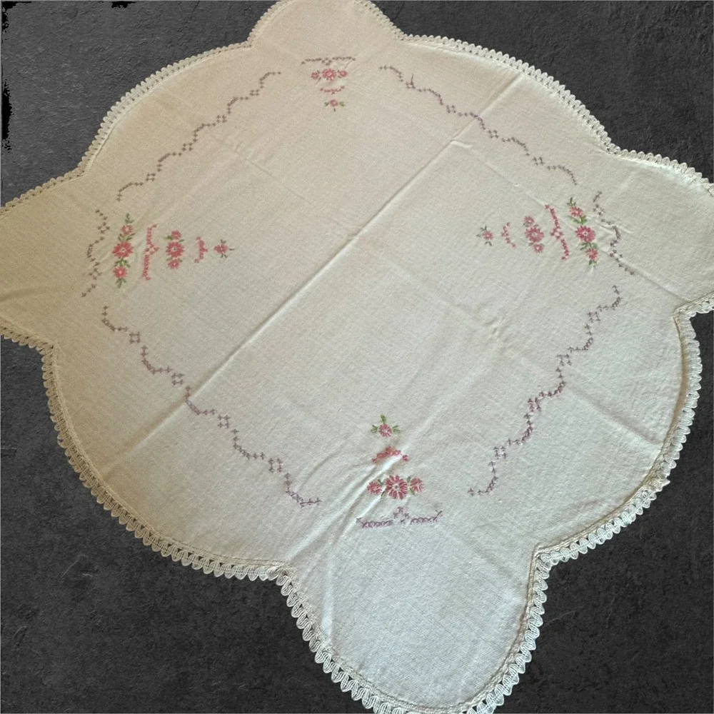 Vintage Hand‎ Embroidered Floral Doily Centerpiece Scalloped Lace 24x24